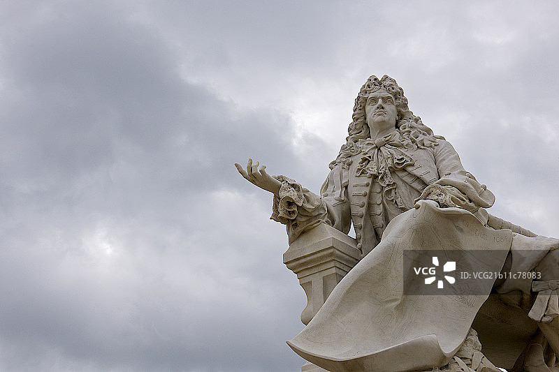 Statue of Lenotre at Chantilly Castle, France图片素材