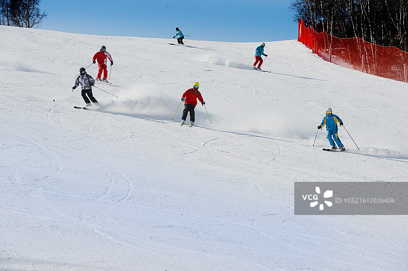 东方人滑雪图片素材