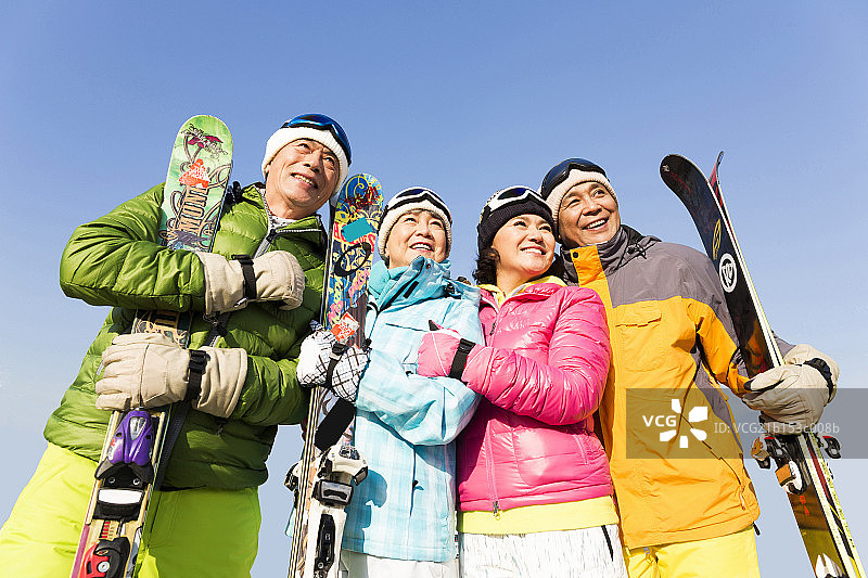 快乐的老年人冬季滑雪图片素材