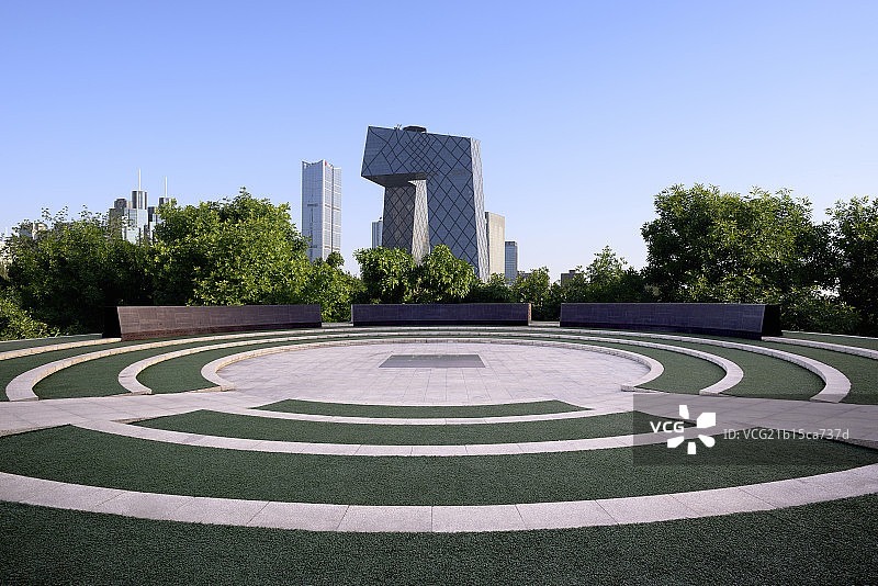 CCTV大楼和绿树环绕的露天剧场舞台图片素材