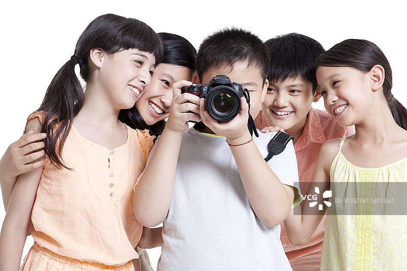 快乐的孩子们用单反相机拍照图片素材