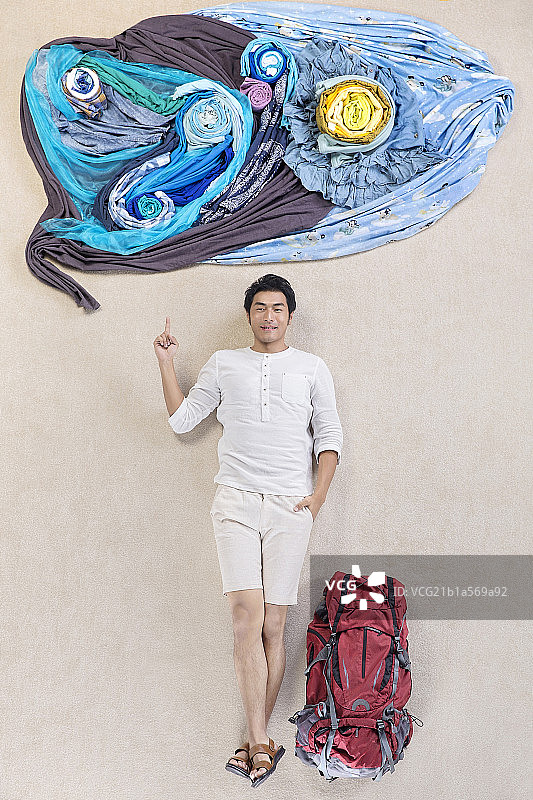 穿休闲服饰躺在地上的男士图片素材