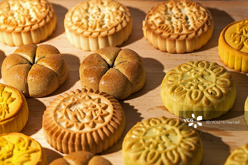 中国节日中秋月饼糕点摆放在案板上图片素材