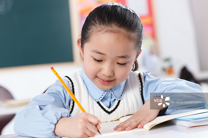 小学生在教室里写作业图片素材