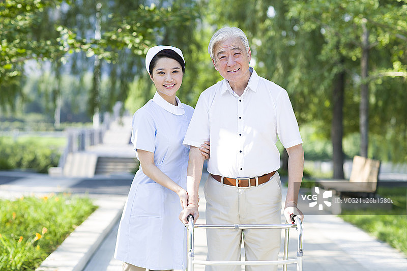 护士与使用助行器的老人图片素材