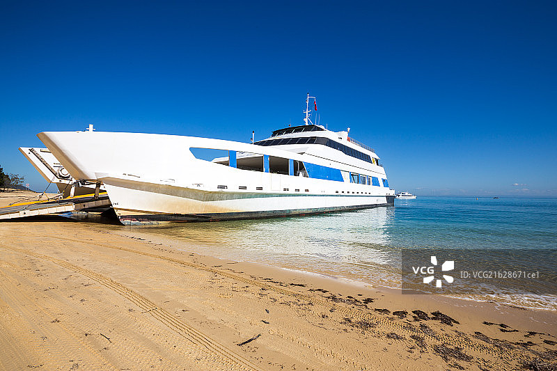 海岛轮渡双体船图片素材