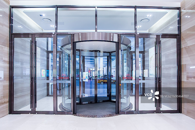 北京CBD地标建筑办公大楼酒店旋转门图片素材