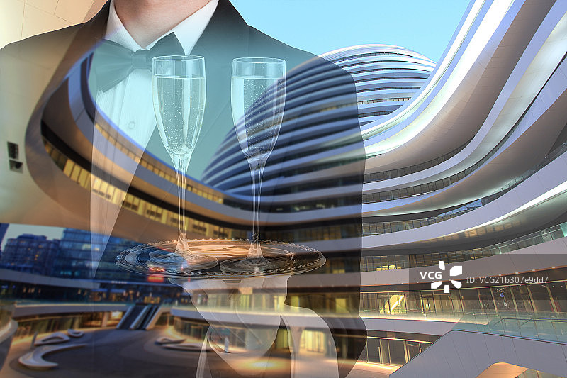服务员端着酒杯图片素材