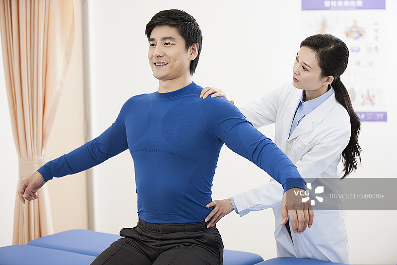 医生给病人做检查图片素材