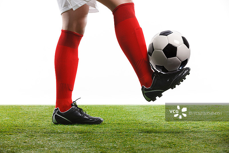 足球运动员踢球图片素材
