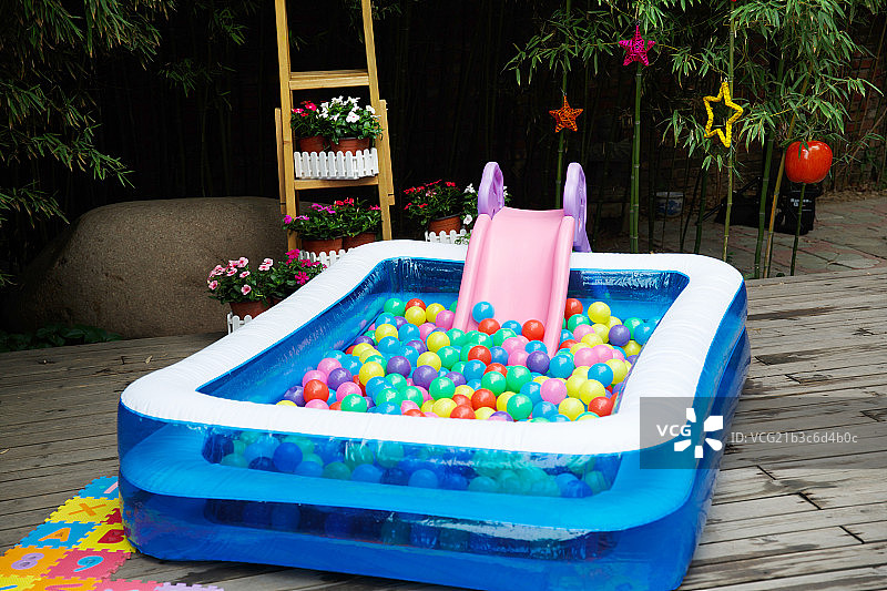 幼儿园里的球池图片素材