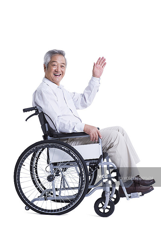 坐轮椅的老人挥手图片素材