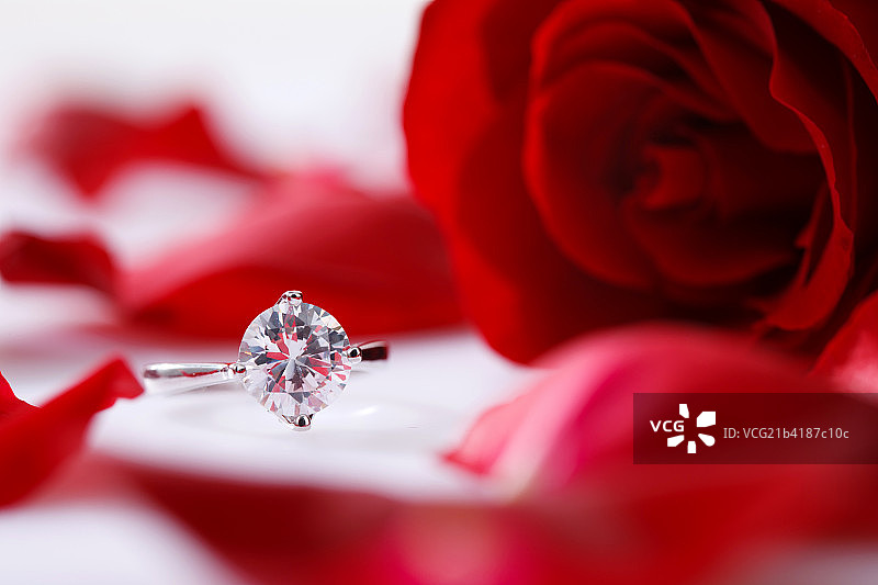 钻戒和玫瑰花图片素材