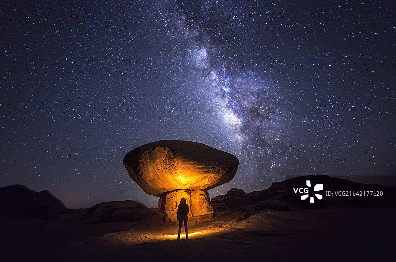 约旦佩特拉银河星空图片素材