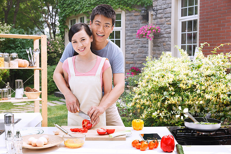 年轻夫妇在厨房做饭图片素材