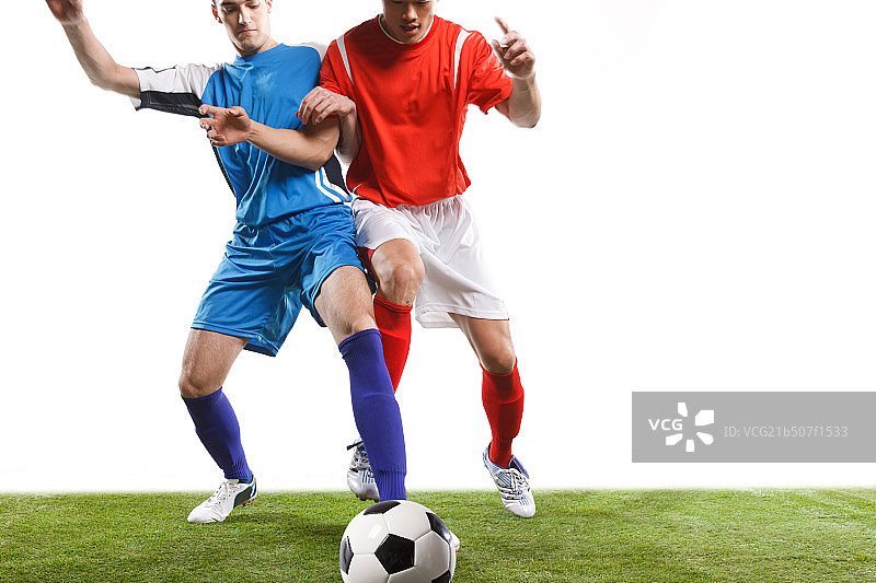 足球运动员踢球图片素材