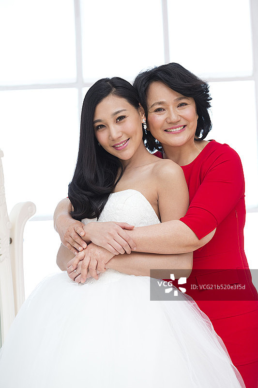 新娘和母亲拥抱图片素材