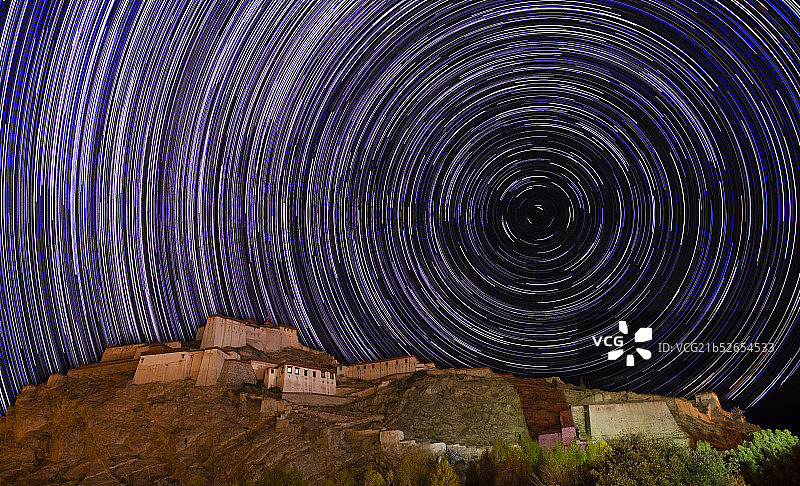 西藏宗山古堡星轨图片素材