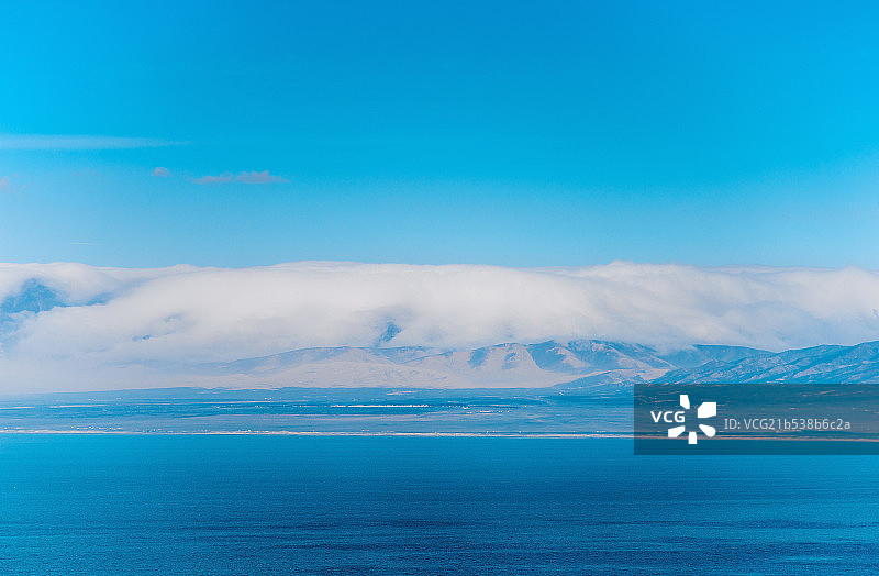 云雾缭绕的青海湖图片素材