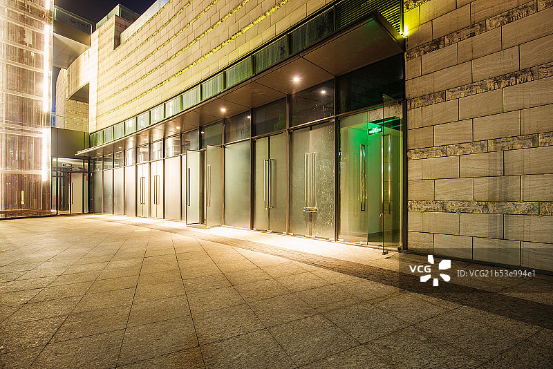 高档建筑与路面夜景图片素材