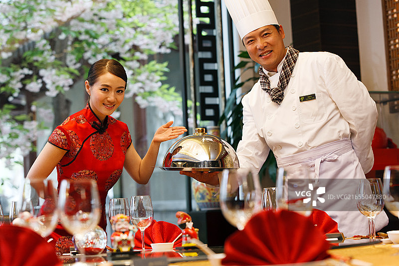 酒店厨师为顾客服务图片素材