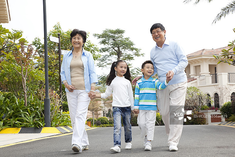 老夫妻和小男孩小女孩在酒店度假图片素材