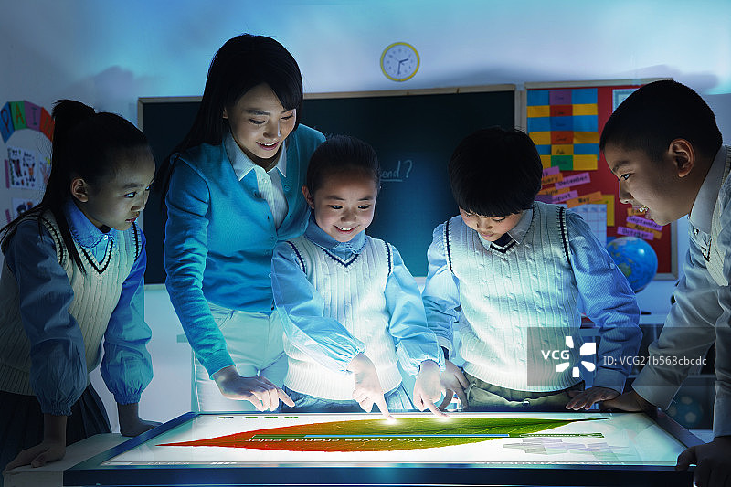 老师和小学生在教室里上课图片素材