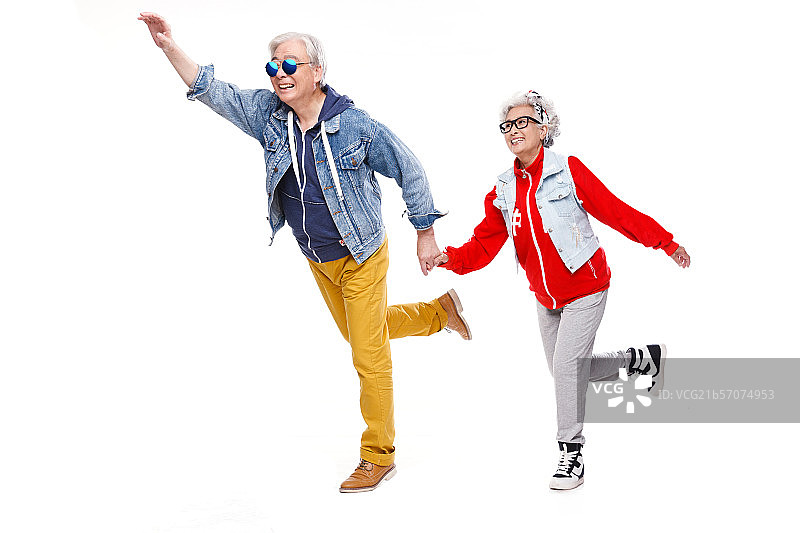 老年夫妇手牵手奔跑图片素材