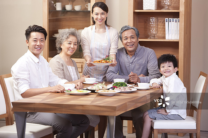 一家人享受快乐用餐时光图片素材