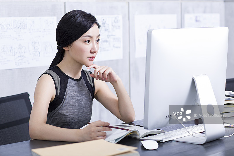 年轻女子在办公室工作图片素材