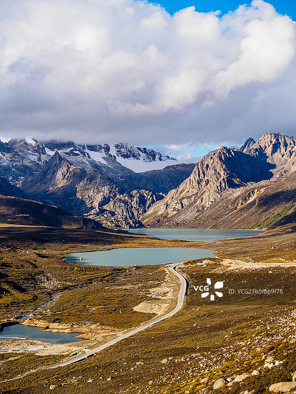 蓝天白云下的高原孪生湖泊--爱情海，姊妹海图片素材
