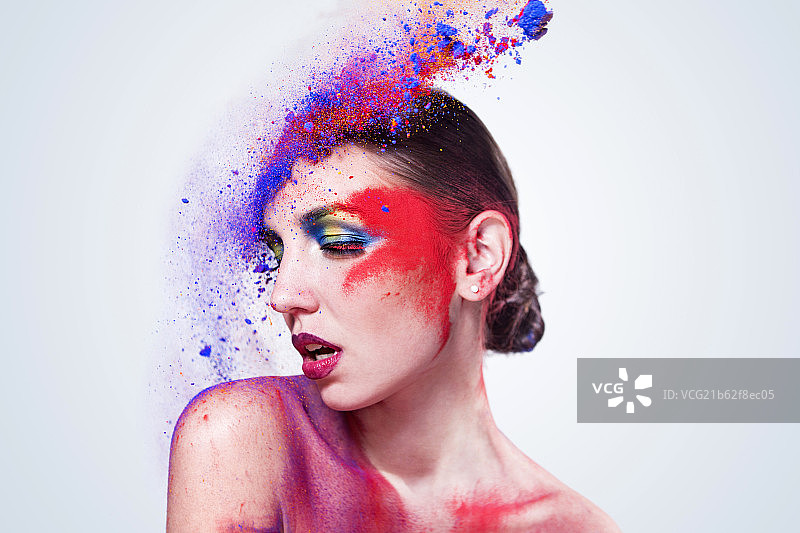 画着彩色眼影脸上沾满彩粉的外国美女图片素材