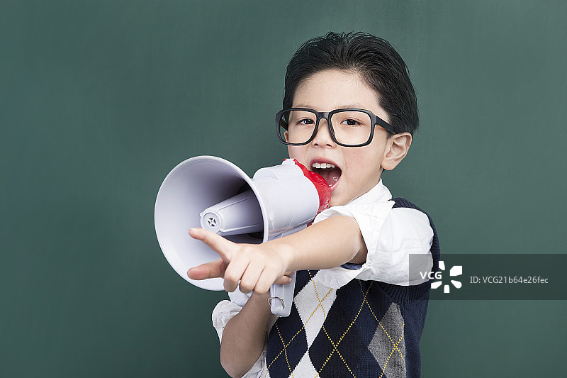 站在黑板前的小学生图片素材