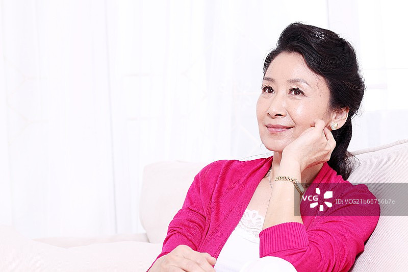 坐在沙发上的中老年人图片素材