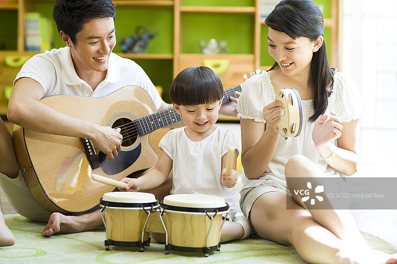 一家人演奏乐器图片素材