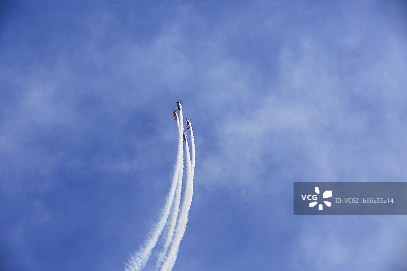 螺旋桨飞机进行飞行表演图片素材