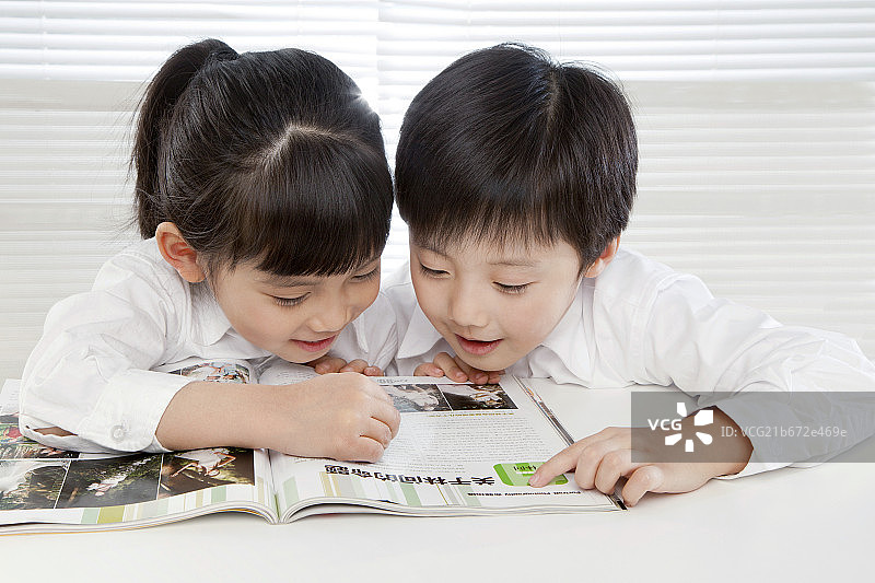 穿白衬衫坐在椅子上的小学生图片素材