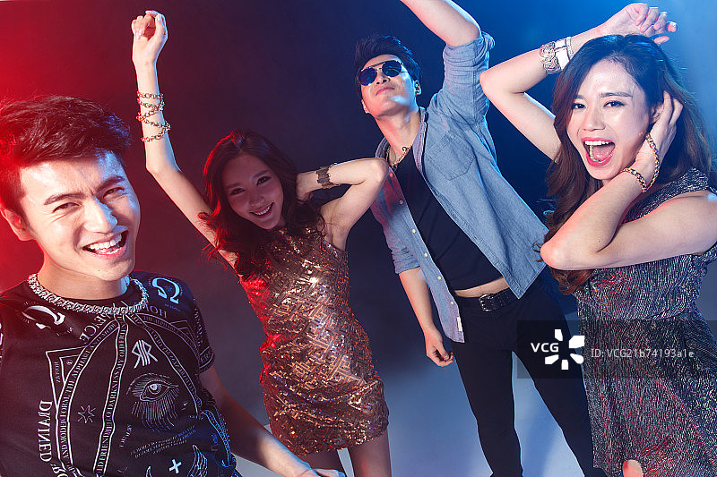 青年男女在舞厅跳舞图片素材