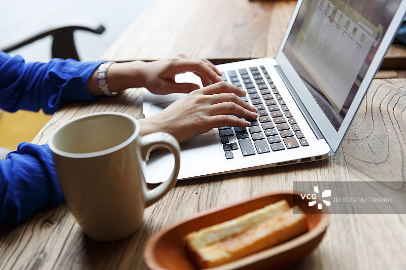 青年女人打字图片素材