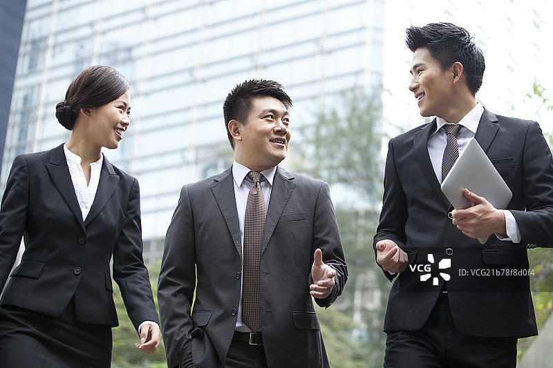 商务人士边走边讨论图片素材