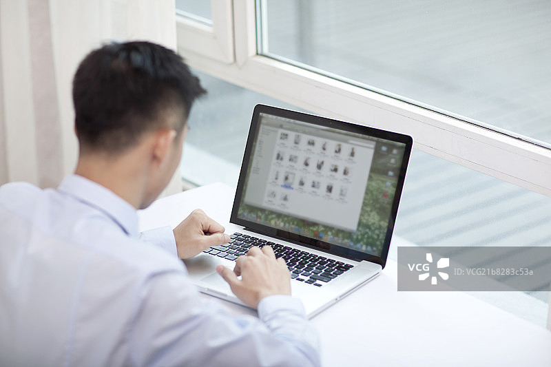 青年商务男士和笔记本电脑图片素材