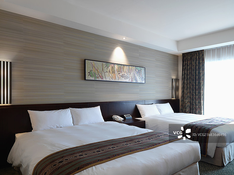 Twin beds in hotel room图片素材