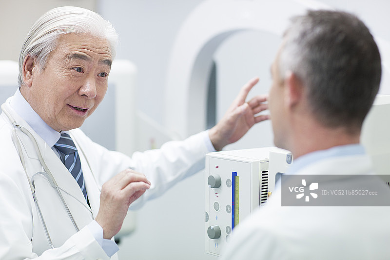 医生与核磁共振扫描仪图片素材