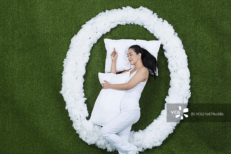 草地创意睡觉的孕妇图片素材