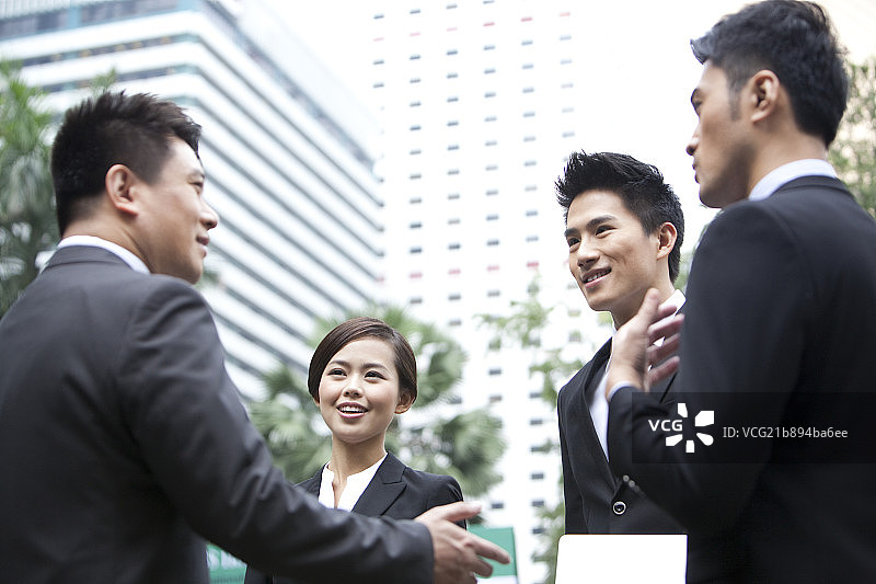 商务人士聚在一起讨论图片素材