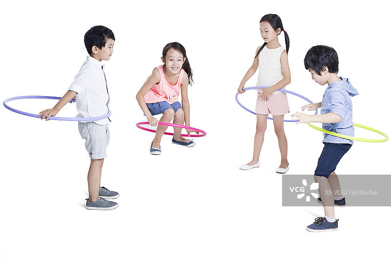 快乐的儿童转呼啦圈图片素材