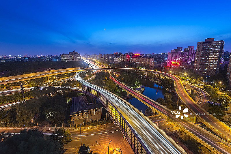 夜幕下的东直门图片素材