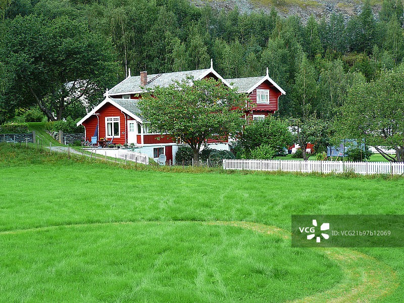 绿树掩映下的别墅图片素材