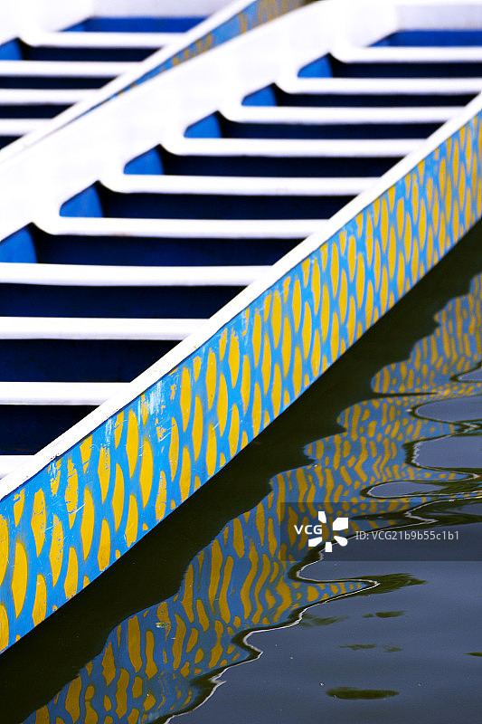 端午节龙舟比赛中龙舟的特写图片素材