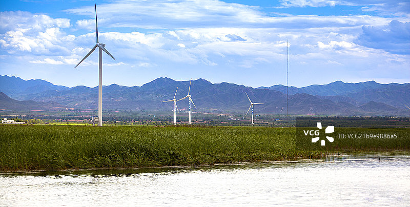 草原上的风力发电站图片素材